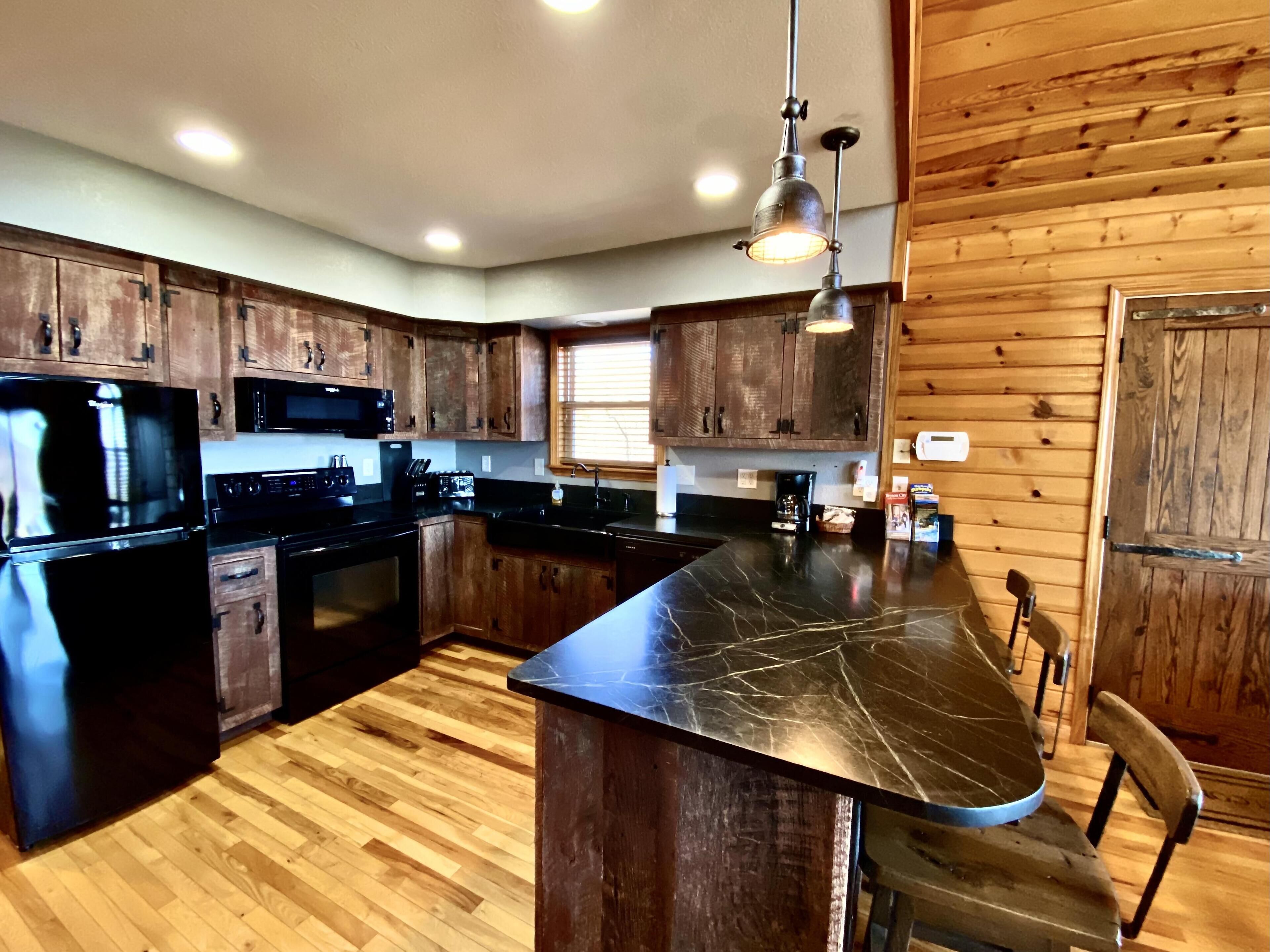 Frigorífico, microondas, horno y placa de cocina