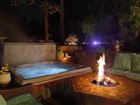 Outdoor spa tub. Perfect Getaway★ King Suite★Private Hot Tub★Fire Pit