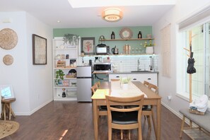Kühlschrank, Mikrowelle, Wasserkocher mit Kaffee-/Teezubehör