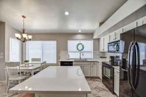Fridge, microwave, oven, stovetop - Family Friendly fun! (San Tan Valley)
