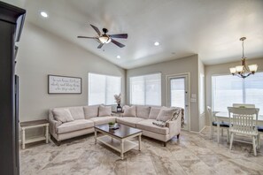 Smart TV, table football, books - Family Friendly fun! (San Tan Valley)