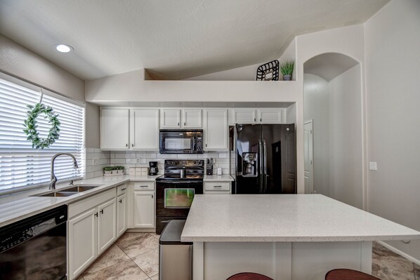 Fridge, microwave, oven, stovetop - Family Friendly fun! (San Tan Valley)