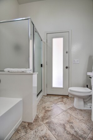 Combined shower/bathtub, hair dryer, towels, soap - Family Friendly fun! (San Tan Valley)