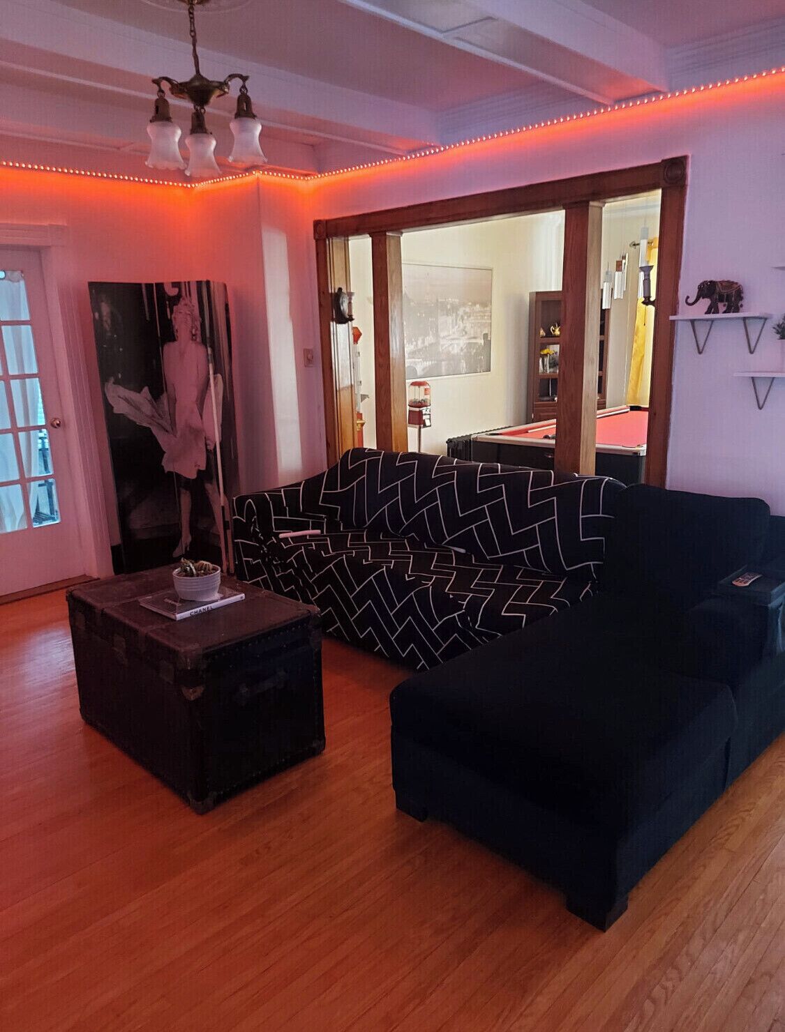 TV connectée, cheminée, livres