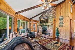 Smart TV, fireplace, video games - Beary Round Retreat - Views, 3 Master Suites, Minutes to Downtown, Large Deck! (Maggie Valley)