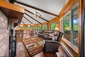 Smart TV, fireplace, video games - Beary Round Retreat - Views, 3 Master Suites, Minutes to Downtown, Large Deck! (Maggie Valley)