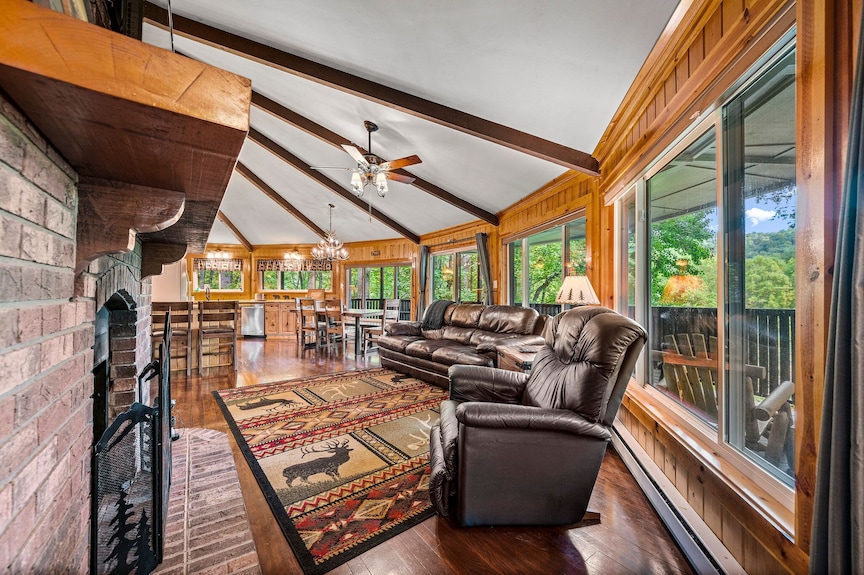Beary Round Retreat - Views, 3 Master Suites, Minutes To Downtown, Large Deck! - Maggie Valley, NC