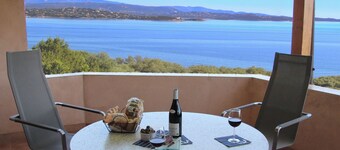 Three-flag house with a view of the Gulf of Porto-Vecchio / quiet location