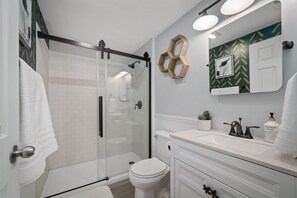 Kombinert dusj/badekar, hårføner, håndklær og såpe