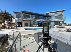 Una piscina al aire libre, una piscina climatizada