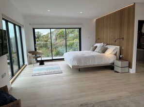 7 bedrooms, desk, iron/ironing board, travel cot