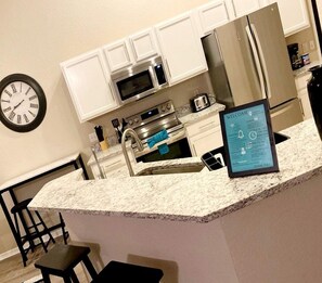 冷蔵庫、電子レンジ、オーブン、コンロ