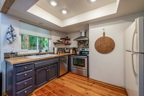 Fridge, microwave, oven, stovetop - Cheerful, spacious family cabin ready for fun! (Shaver Lake)