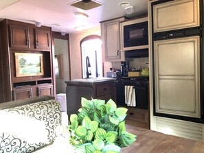 Refrigerador, microondas, horno y parrilla de estufa 