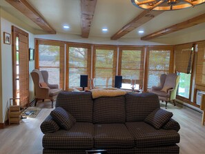 Smart-TV, Kamin, Bücher, Stereoanlage