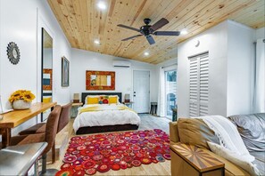 1 slaapkamer, een bureau, een strijkplank/strijkijzer, wifi