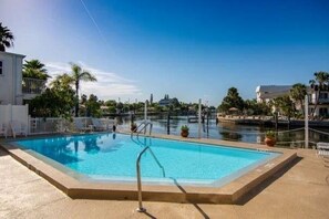 Alberca al aire libre y alberca climatizada