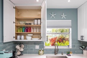 Fridge, microwave, oven, stovetop - Treasure Island - Manatee Lane (Treasure Island)