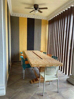 Outdoor dining - Comfortable hotel in downtown Cancun (Cancún)