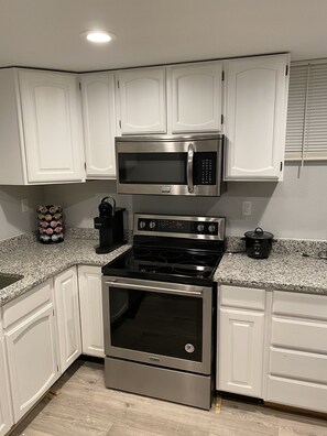 Jääkaappi, mikroaaltouuni, uuni, liesi