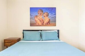 3 slaapkamers, een strijkplank/strijkijzer, reisbedje, wifi
