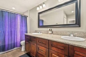 Combined shower/bathtub, hair dryer - The Unicorn House w/ Hot Tub, Pool, 9 min (Joshua Tree)
