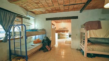 Dormitorio compartido básico | Wifi gratis y ropa de cama