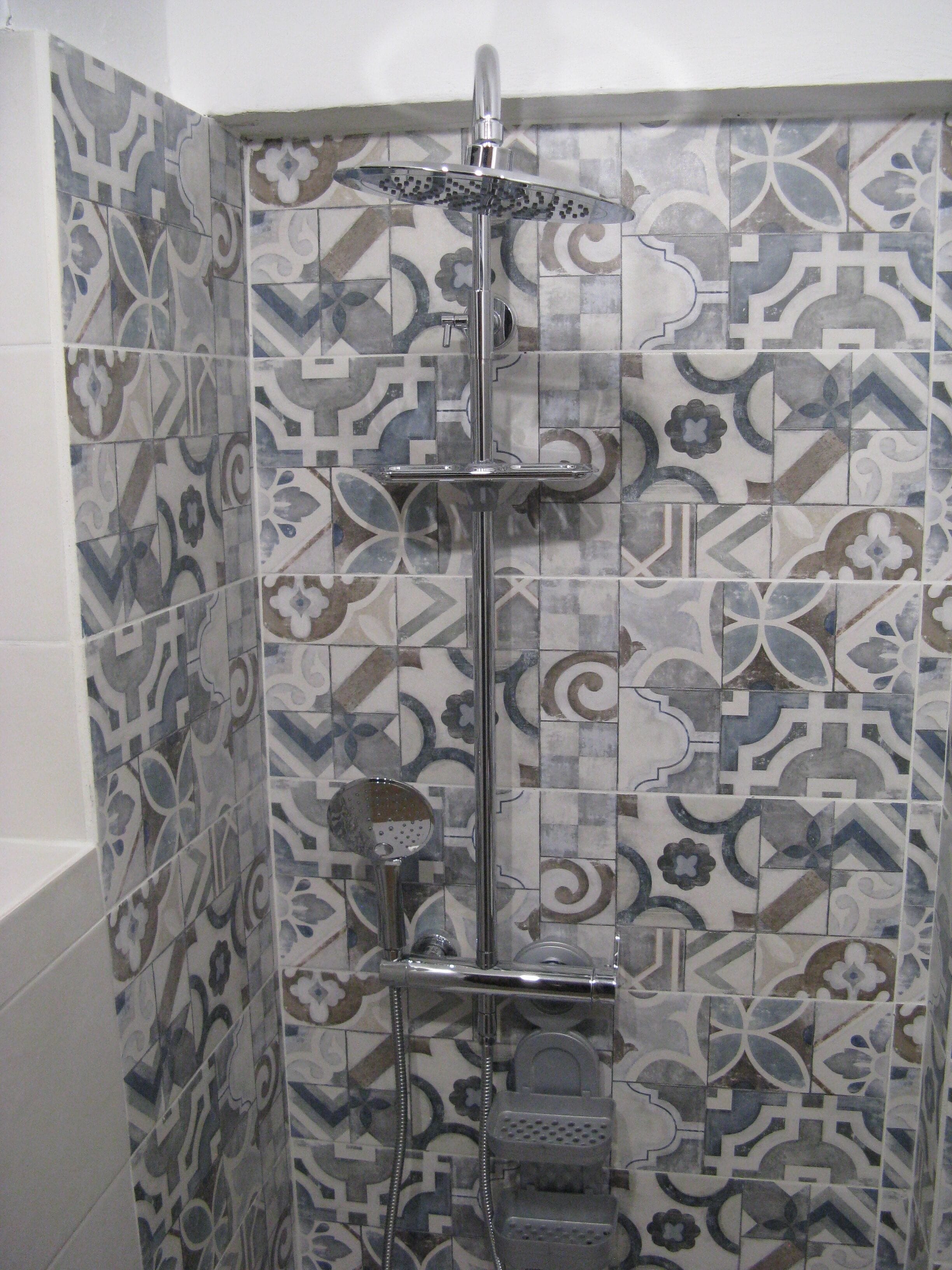 Shower, free toiletries, hair dryer, bidet