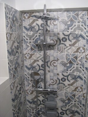 Douche, articles de toilette (gratuits), séchoir à cheveux, bidet
