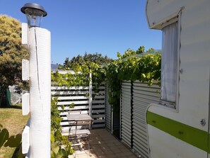 Outdoor dining - Mountain View Caravan. 1 hour to beaches, 2.5 hours to Snowy Mountains. (BEMBOKA;NSW)