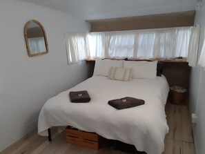 Room - Mountain View Caravan. 1 hour to beaches, 2.5 hours to Snowy Mountains. (BEMBOKA;NSW)