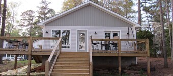 Nice cottage located on Lake Sinclair.   Lots of room with great views