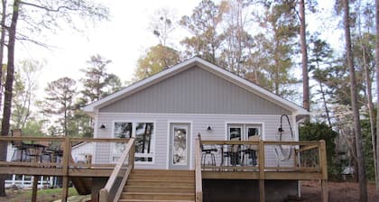 Nice cottage located on Lake Sinclair. Lots of room with great views