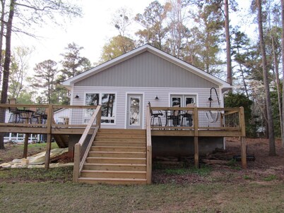 Nice cottage located on Lake Sinclair. Lots of room with great views