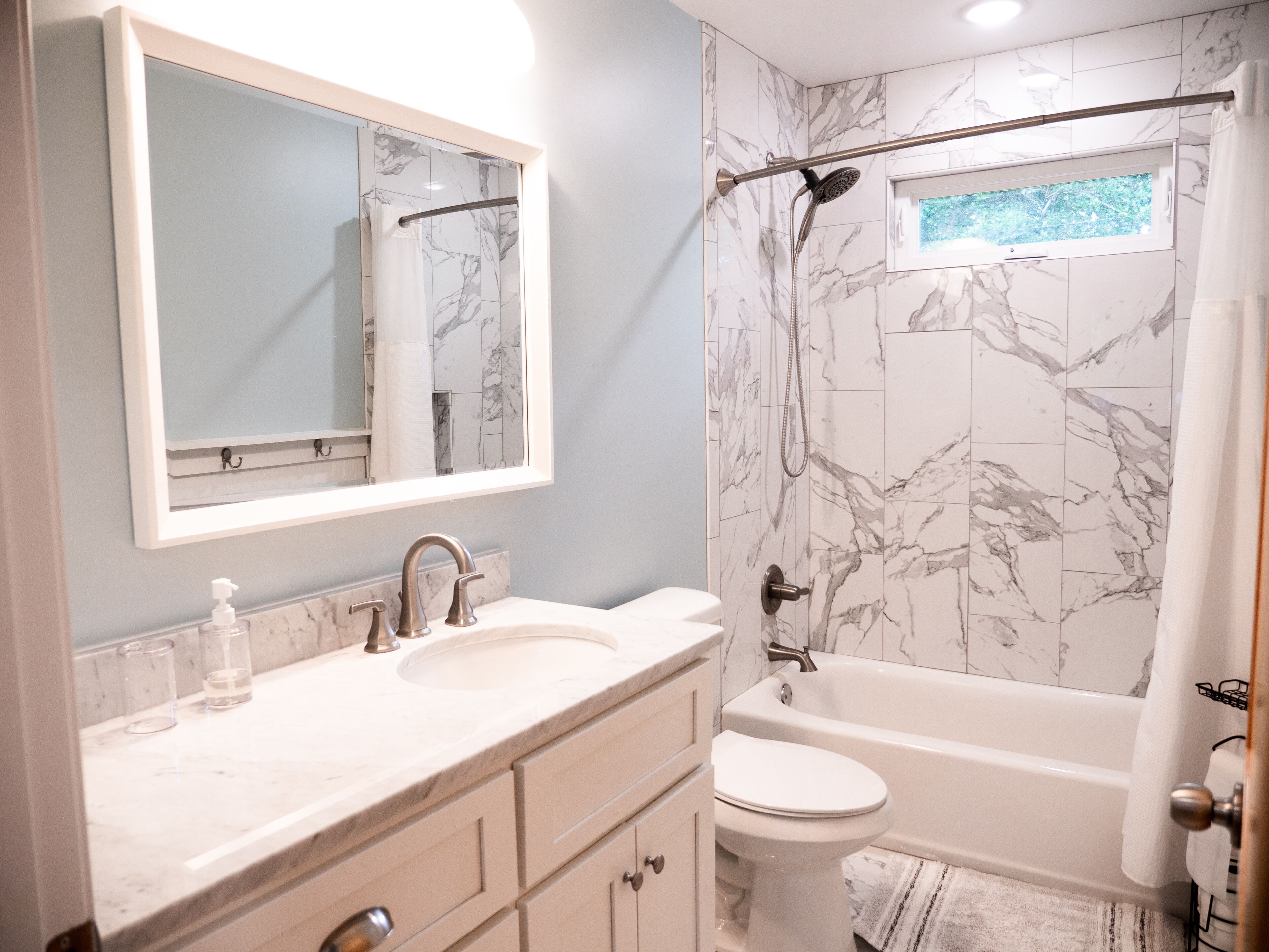 Combined shower/bathtub, hair dryer, towels, soap
