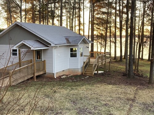 Nice cottage located on Lake Sinclair. Lots of room with great views