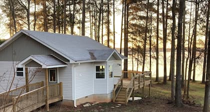 Nice cottage located on Lake Sinclair. Lots of room with great views