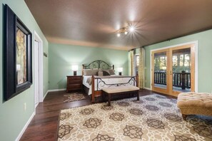 4 bedrooms, iron/ironing board, travel cot, free WiFi - Lake Front, Beautiful views, Gentle slope to Lake, Hot tub, Close to Downtown. (Morganton)