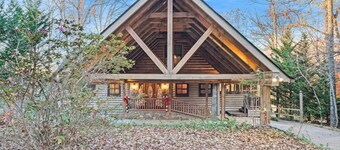 Lake Front, Beautiful views, Gentle slope to Lake, Hot tub, Close to Downtown.