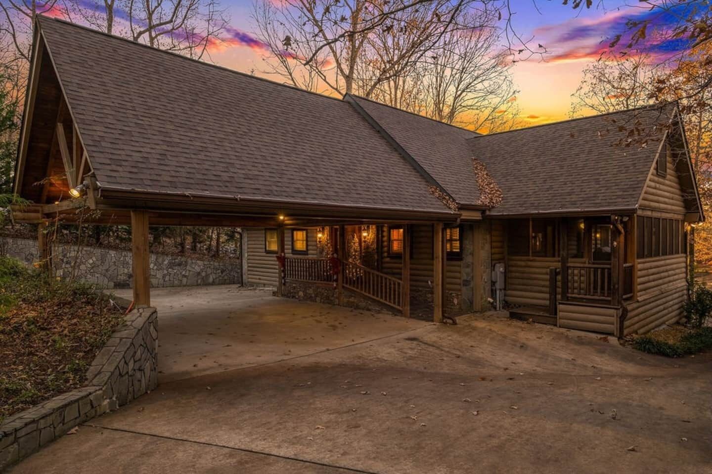 Una baita di legno con un portico coperto e un ingresso in muratura.