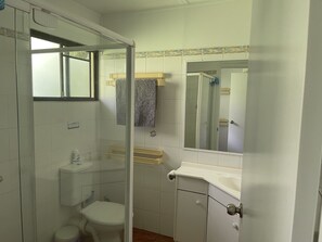 Douche, serviettes fournies