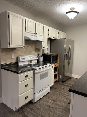 ثلاجة، ميكروويف، فرن، موقد طهي مسطح