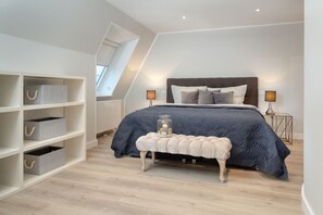 Unclassified image, 3 of 25, button