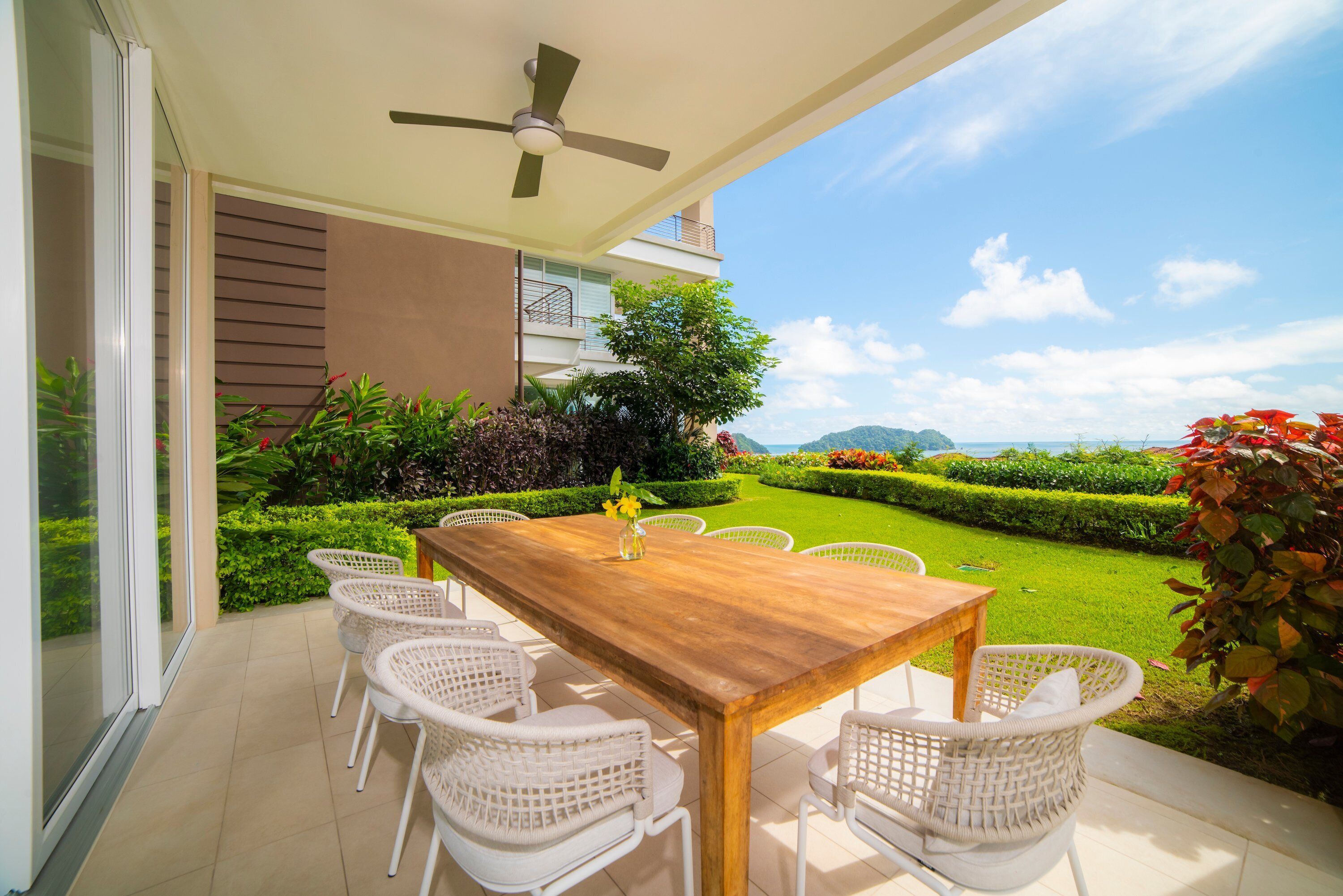 屋外ダイニングエリア