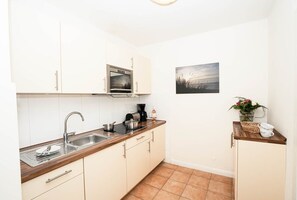 Kühlschrank, Mikrowelle, Herdplatte, Geschirrspüler