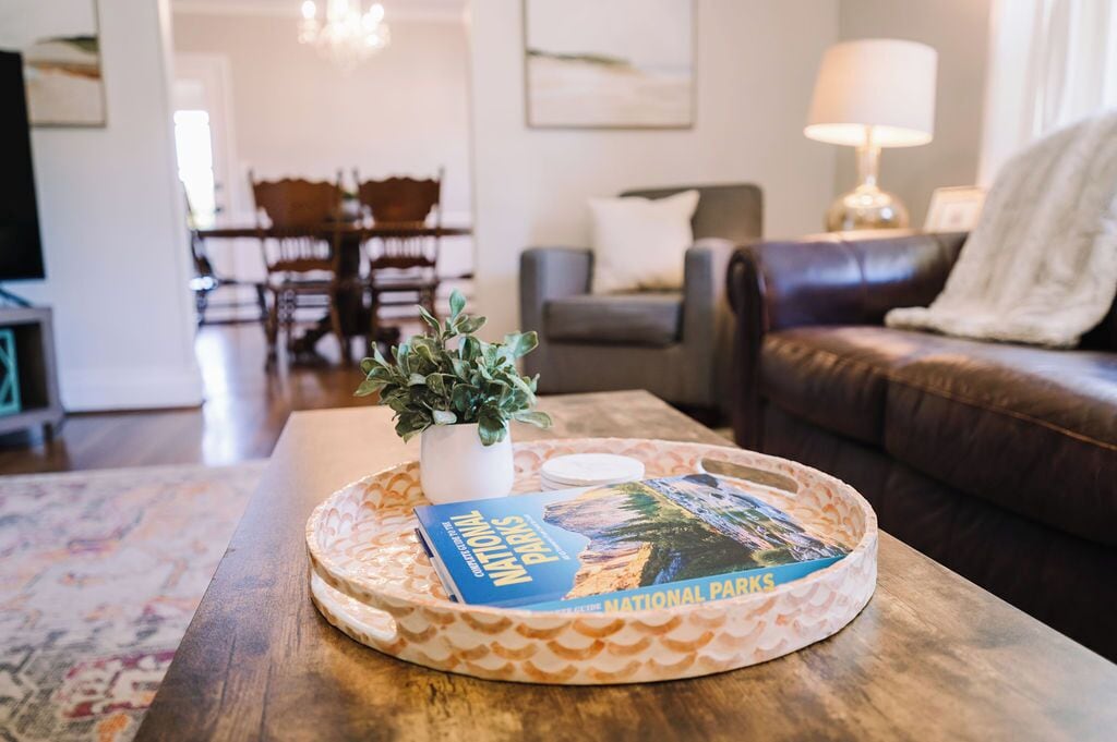 TV connectée, lecteur de DVD, baby-foot, livres