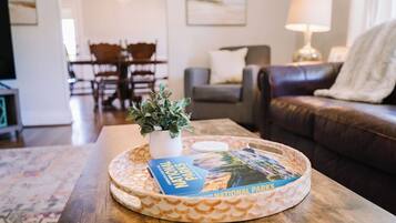 TV connectée, lecteur de DVD, baby-foot, livres