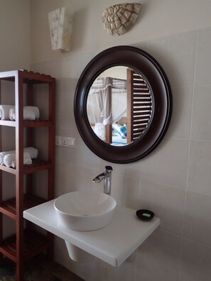 Combined shower/bathtub, hair dryer, bidet, towels