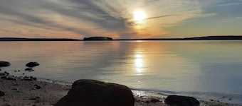 Quiet cabin in the woods with beautiful ocean views on the rocky Maine coast!