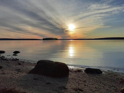 Quiet cabin in the woods with beautiful ocean views on the rocky Maine coast!